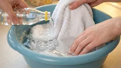  Abends weiche ich die Küchentücher und Ofenhandschuhe ein: Am nächsten Morgen sind sie makellos sauber, sogar alte Fettflecken verschwinden.