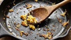 Warum du fürs cremige Rührei besser keinen Holzlöffel verwendest