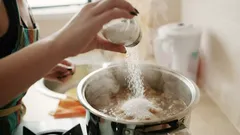 Wie rettet man eine zu salzige Suppe? Geben Sie eine Scheibe dieser Frucht hinzu und lassen Sie sie 10 Minuten lang köcheln.