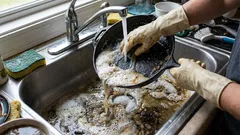 Das Spülen von Geschirr von Hand verschmutzt Wasser und Boden.