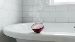 Warum erfahrene Hausfrauen eine Zwiebel ins Badezimmer legen: Merken Sie sich diese natürliche Methode zur Reinigung und zum Schutz