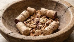 Das Geschirr wird im Handumdrehen von hartnäckigen Verschmutzungen befreit: Deshalb werfe ich Weinkorken nicht mehr weg