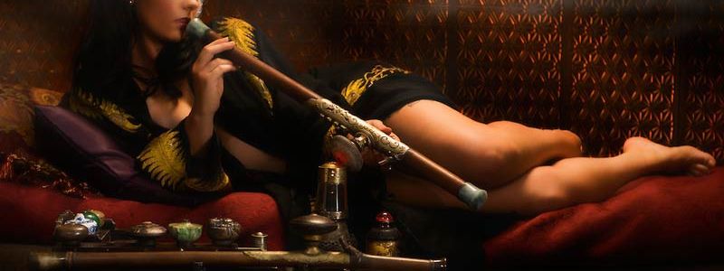 Opiumbett aus Massivholz